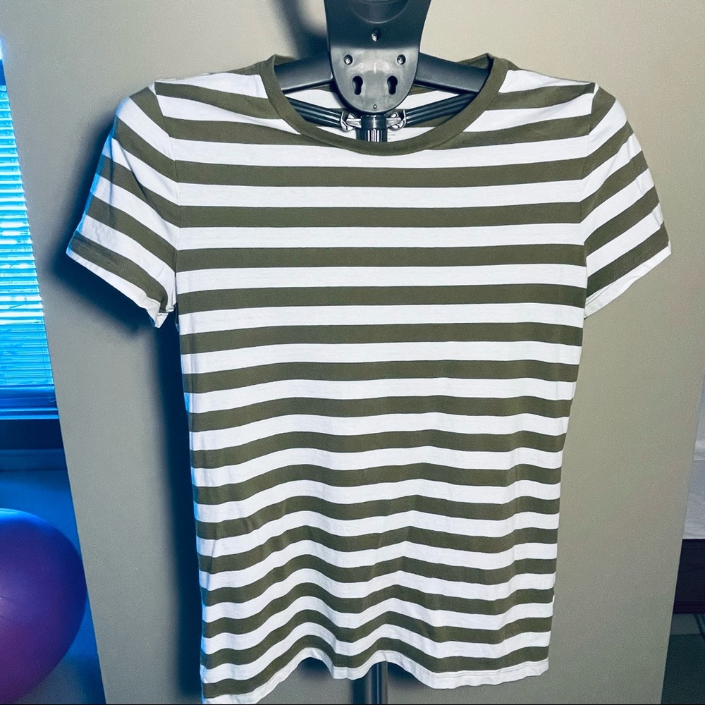 GAP 4 t-shirts $40 total